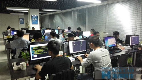 海淘科技員工周末加班，只為完成客戶一個承諾